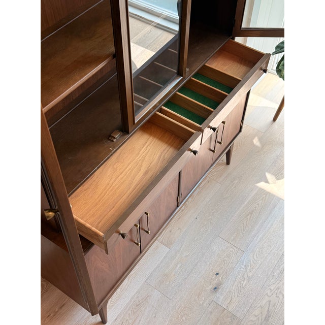 1960s Keller Mid-Century Modern Walnut China Cabinet / Bar Hutch For Sale - Image 5 of 6