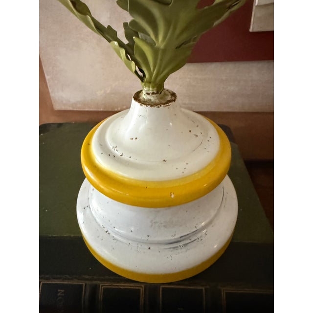 Vintage Italian Style Tole Floral Table Lamp – Hand-Painted Metal For Sale - Image 9 of 12