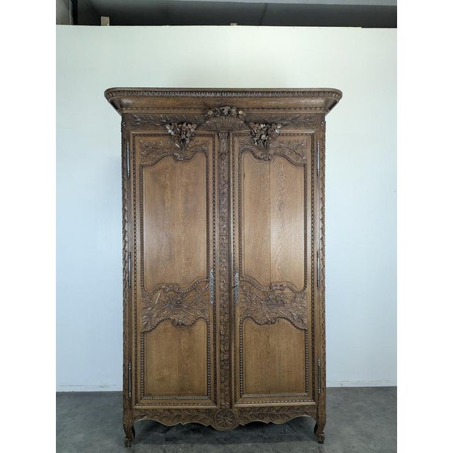 19th Century Norman Wardrobe in Carved Oak with Floral Basket Motif, in Very Good conditions.