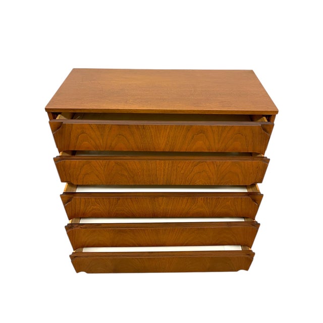 1970s Mid-Century Modern Matching Dresser Set With Sculpted Drawer Fronts-Highboy & 9-Drawer Low Dresser For Sale - Image 10 of 10