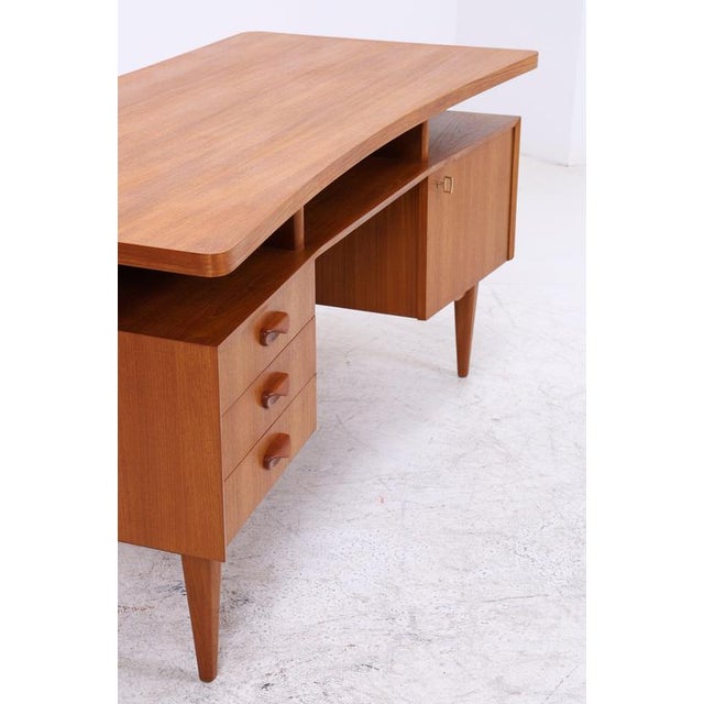 Vintage desk in a Scandinavian-influenced design from the 1960s. The generous work surface, three drawers and the lockable...