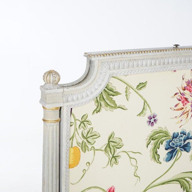 French Louis XVI Style White & Gilt Fire Screen With Floral Fabric, 20th C For Sale - Image 11 of 16