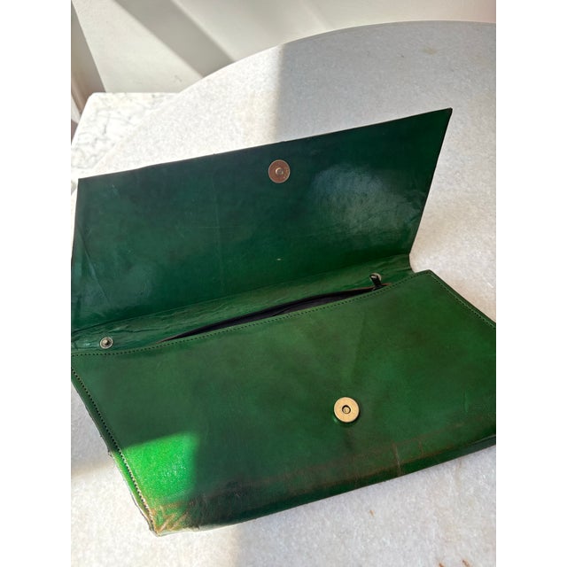 Mid-Century Modern Vintage Leather, Kelly Green Mid-Century Clutch Purse by Vailerie For Sale - Image 3 of 7