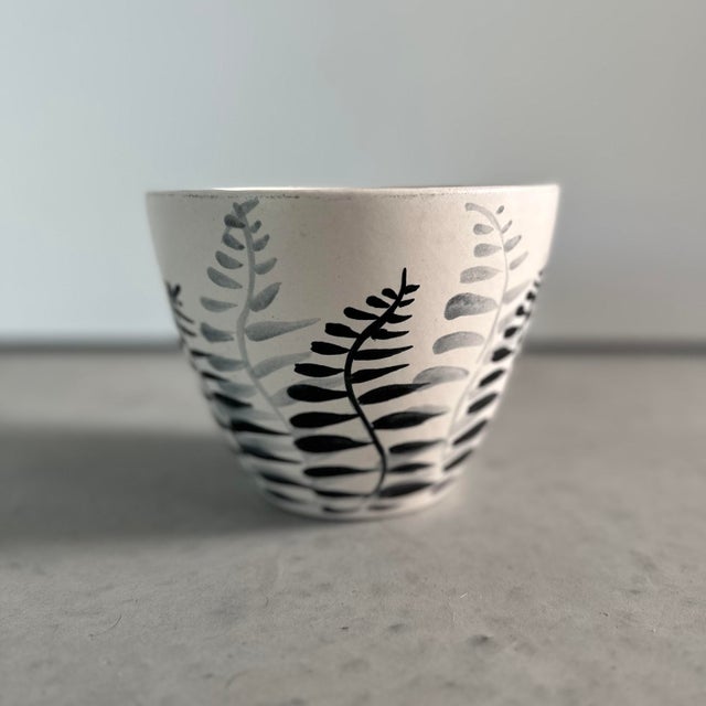 Elegant 1950s flower pot by renowned ceramist Paul Milet (1870-1950) in Sèvres. White-glazed ceramic cache-pot with hand-...