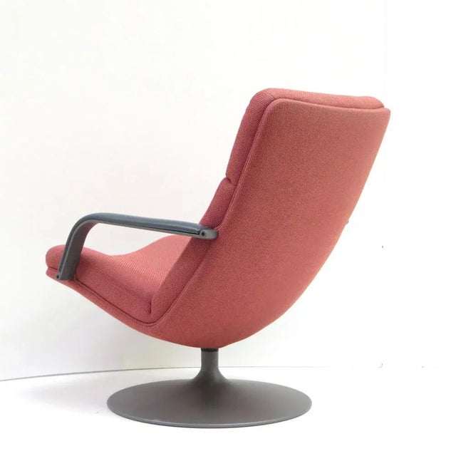 Mid-Century Modern Model F142 Lounge Chair in Pink Upholstery by Geoffrey Harcourt for Artifort, 1970s For Sale - Image 3 of 8