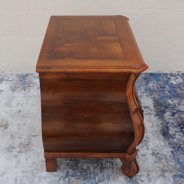 This Louis XV style vintage bombe chest by Henredon features a classic curving shape, bookmatched veneer, dovetailed...