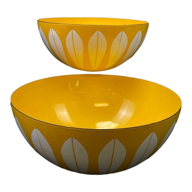 Mid-Century Modern Yellow Enamel Nesting Bowl Set Vintage MCM Kitchen For Sale