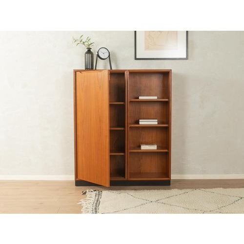 1960s chest of drawers Very good workmanshipHigh-quality materialsSolid wood edgesMade in Denmark Width: 109 cm Height:...