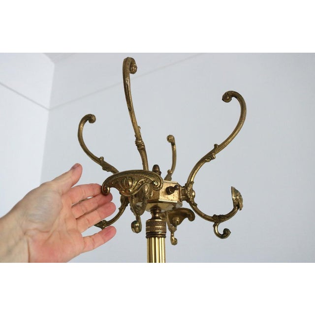 1960s Italian Hollywood Regency Brass Coat Rack with Rotating Crown and Marble Base, 1960s For Sale - Image 5 of 17