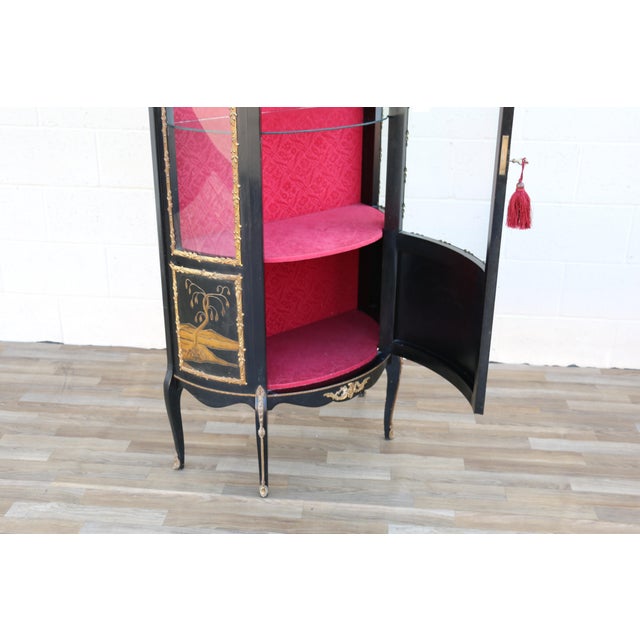 French Louis XV Style Ormolu Mounted Hand-Painted Curved Glass Vitrine Display Cabinet, 1940s For Sale - Image 16 of 18