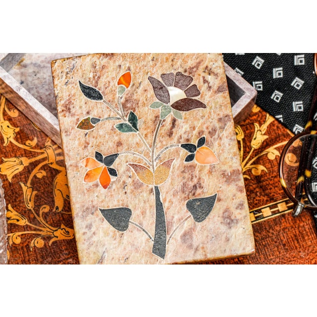 Indian 1930s Beautiful Pietra Dura Hand Made Antique Inlaid Stone Flower Specimen Jewelry Trinket Box Home Decor For Sale - Image 3 of 14
