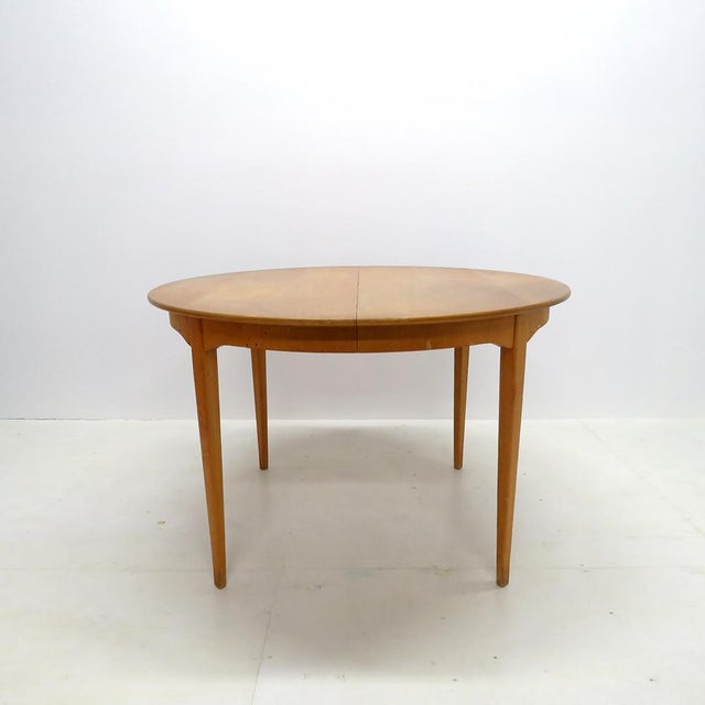 Wonderful dining table in beech with veneered top, by Carl Malmsten for Waggeryds Möbelfabrik AB, Sweden, 1950, in its...