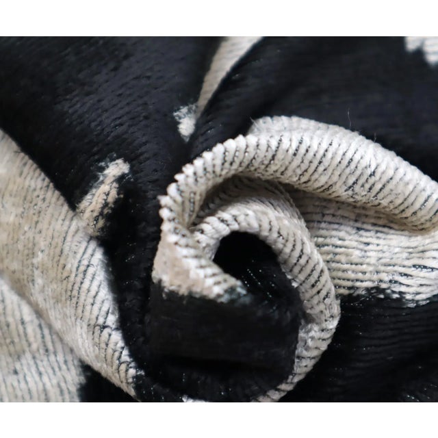 ● 100% silk velvet material making the throw pillows super soft and cozy with a delicate touch and giving your room a more...