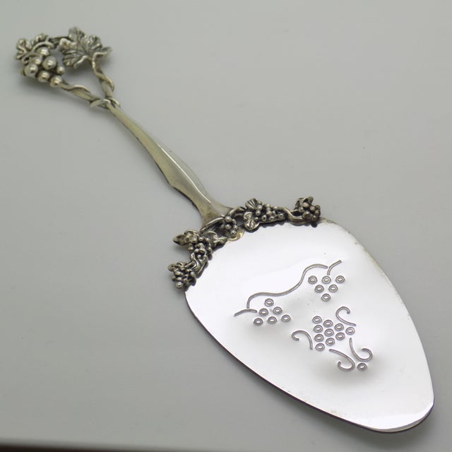 1970s Vintage Italian Silver 800 Cake Server with Grape Design by Conti Marco, Arezzo, 1970s For Sale - Image 5 of 13