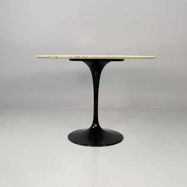 Italian modern round dining table Tulip by Eero Saarinen for Knoll, 2000s Dining table mod. Tulip with round top in gold...