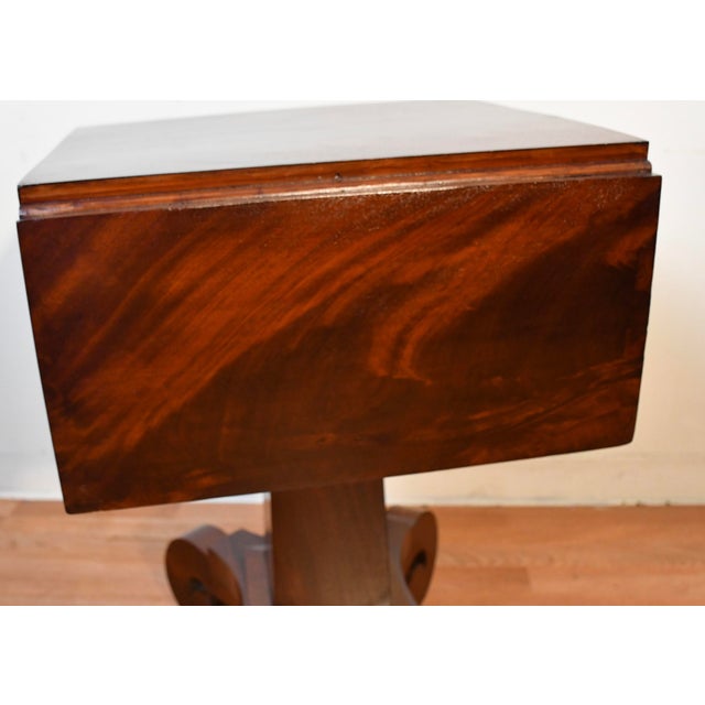 1880s Antique American Empire Crotch Mahogany Pembroke Drop-Leaf Work Table For Sale - Image 10 of 18