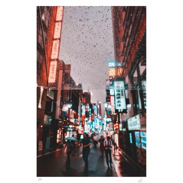 Tokyo is a photograph taken by Amanda Ludovisi in 2019. It represents a street in a rainy evening in the center of Tokyo....