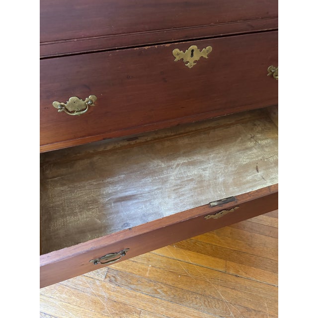Wood Early 19th Century American Pennsylvania Pine Chest of Drawers For Sale - Image 7 of 12