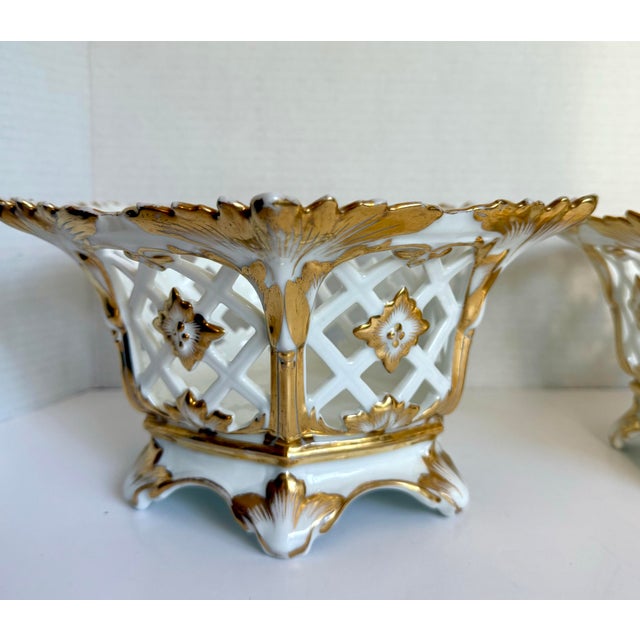 French Pair of French Old Paris Style Reticulated Porcelain Jardinieres With Parcel Gilt Decoration For Sale - Image 3 of 12
