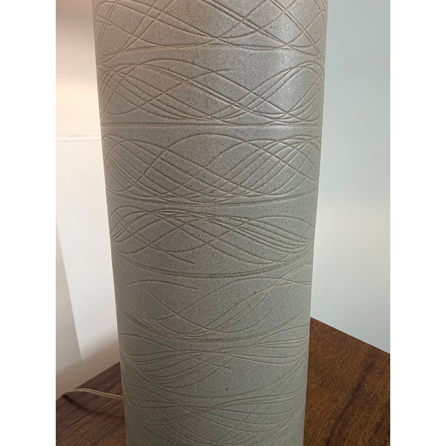 Mid 20th Century Monumental Marshall Studios Martz Signed Ceramic Table Lamp With Original Walnut Finial For Sale - Image 18 of 18