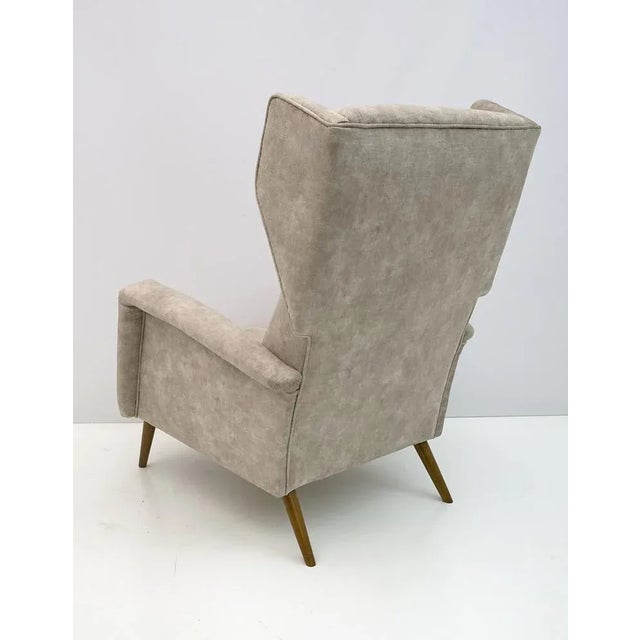 Mid-Century Italian Modern Velvet Winged Armchair by Gio Ponti for Cassina, 1950s For Sale - Image 6 of 10