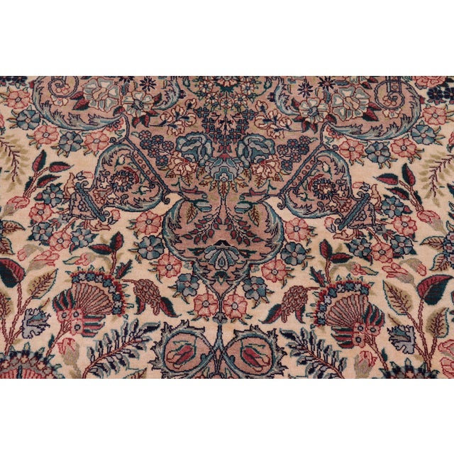 Shabby Chic Medallion 1990's Pak-Persian Ivory/Pink Wool Rug - 9'0'' X 12'5'' For Sale In New York - Image 6 of 9