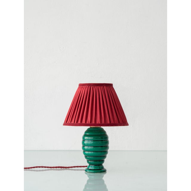 1950s Art Deco French Emerald Green Ceramic Table Lamp with Ruby Silk Shade, 1930s For Sale - Image 5 of 14