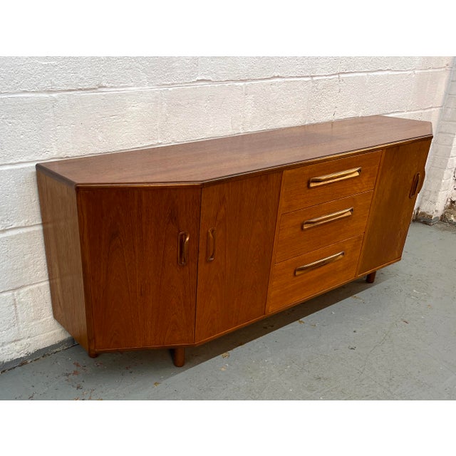 A true icon of British mid-century design, this teak sideboard from the celebrated “Fresco” range by G Plan brings...