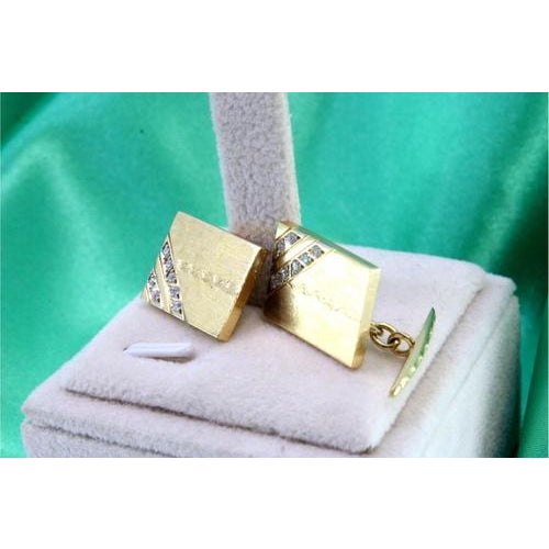 Rectangular cufflinks in yellow gold with (14) brilliant-cut diamonds on the diagonal bands. Metal: Gold. Origin:...