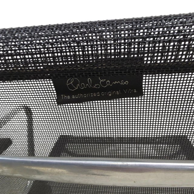 Mid-Century Modern Vintage Netweave Chairs in Aluminium by Charles and Ray Eames for Vitra, 1990s, Set of 7 For Sale - Image 3 of 7