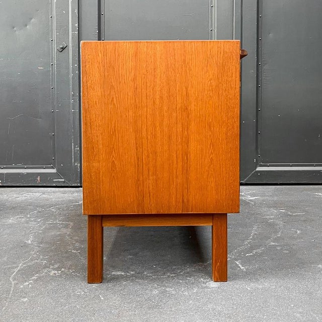 Mid-Century Modern Shelving Unit in Teak For Sale - Image 17 of 18