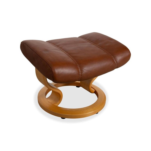 Set of Consul Recliner Lounge Chair and Ottoman in Leather from Stressless For Sale - Image 5 of 18