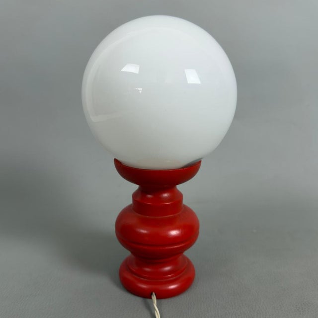 Modern White Murano Glass Table Lamp with Red Wood Base, 1960s For Sale - Image 3 of 11