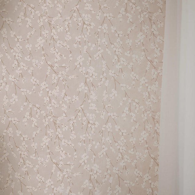 Borastapeter Sample - Boråstapeter Alice Wallpaper in Blush For Sale - Image 4 of 5