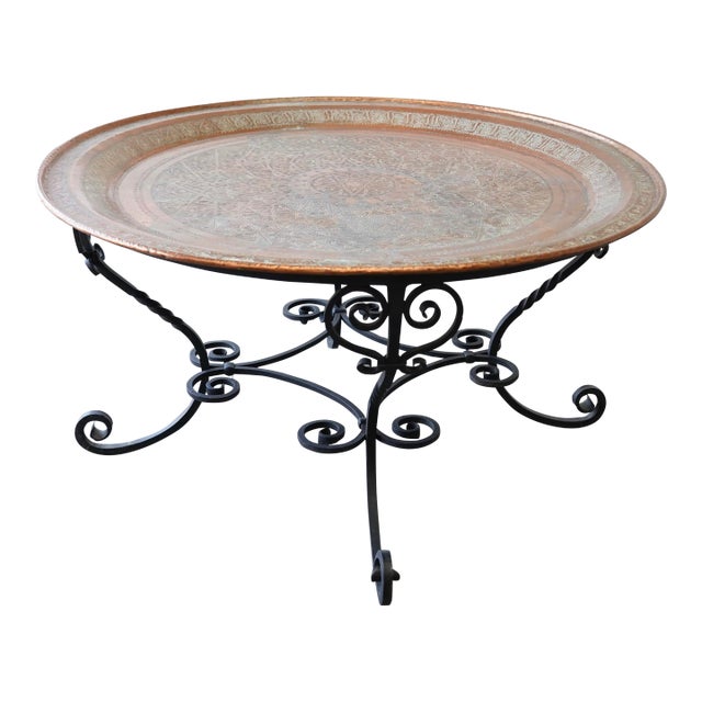 38" Hollywood Regency 1950s Moroccan Hand-Hammered Copper Tray Top Coffee Table With Wrought Iron Base For Sale