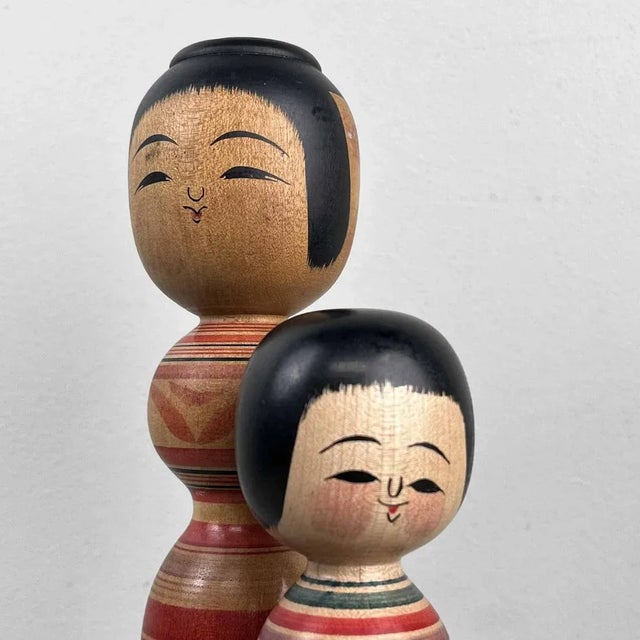 Artisan : Abo Masafumi Dimensions : H 24,5 cm en 18,5 cm, diameter 5 en 4 cm. Kokeshi (こけし), are simple wooden Japanese...