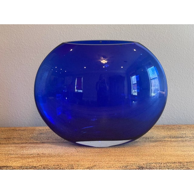 Mid-Century Modern Hand-Blown Cobalt Blue Glass Flat Oval Pillow Vase For Sale In New Orleans - Image 6 of 8