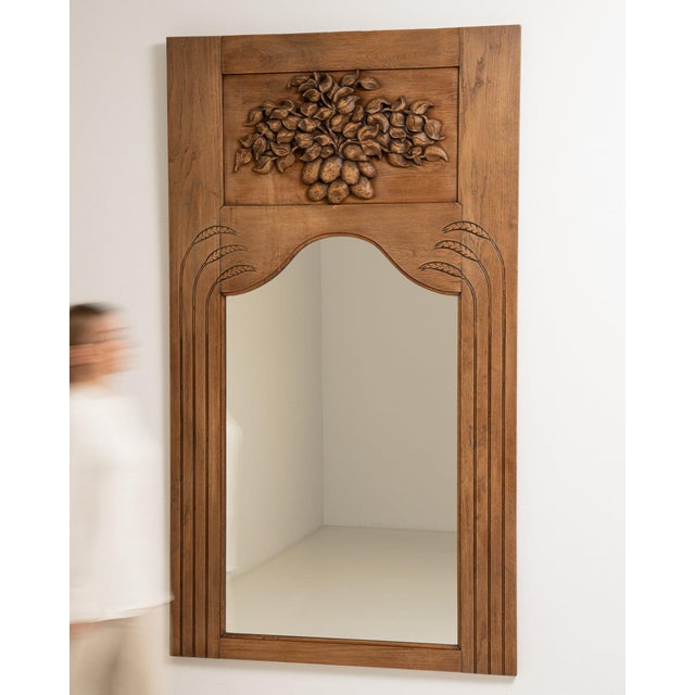 A mirror whose natural carved oak frame, floral crest, arched gives it real character at first glance. Dating to 1910s and...