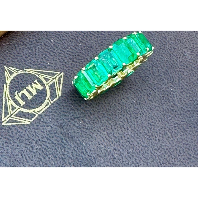 Natural 12 Ct High Quality Zambian Emerald Cut Emerald Eternity Band/ Ring 14 KG For Sale - Image 4 of 18