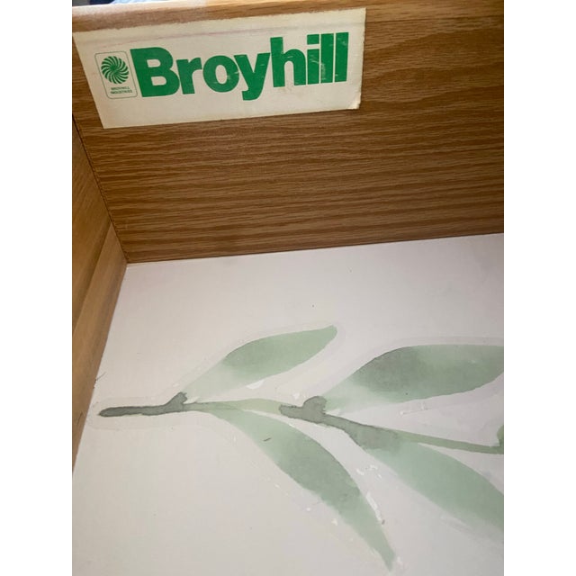 White 1970s French Provisional Dresser With Bookshelf, Restored and Painted. For Sale - Image 8 of 8