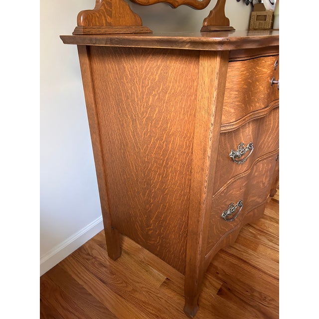 Antique 1900’s Atlas Furniture Co. Tiger Oak Serpentine Dresser With Tilting Beveled Mirror and Bail Pull Handles For Sale - Image 10 of 17