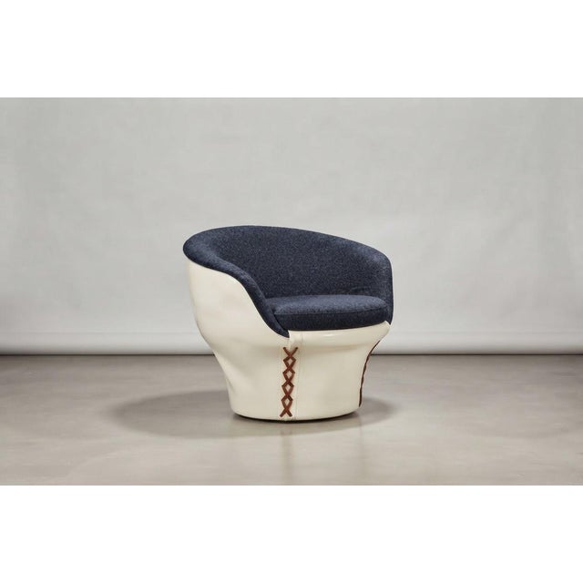 Mid-Century Modern Hungarian Space Age Lounge Chairs with Original White Shells and Bouclé Upholstery, 1960s, Set of 2 For Sale - Image 4 of 5