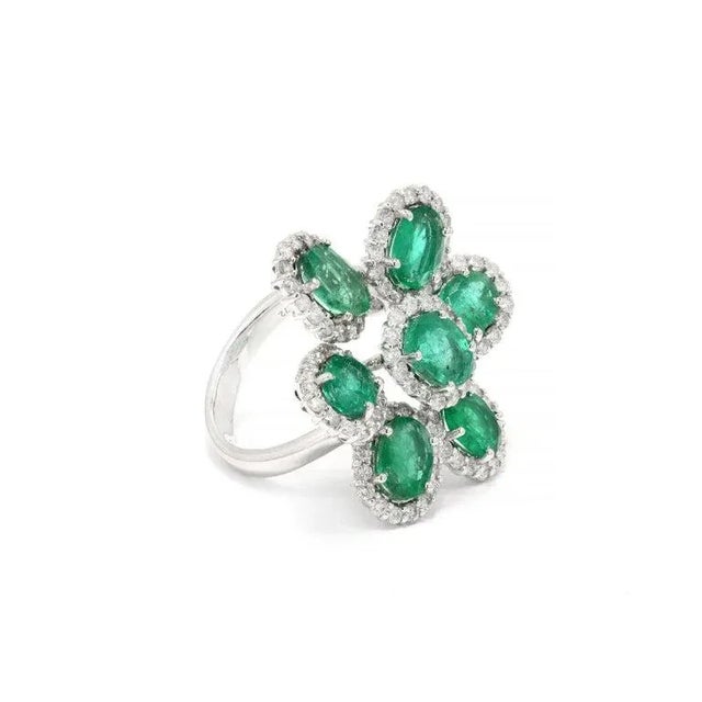 Metal Statement 5 Ct Emerald Flower Ring With Halo Diamonds Ring Size 7 For Sale - Image 7 of 9