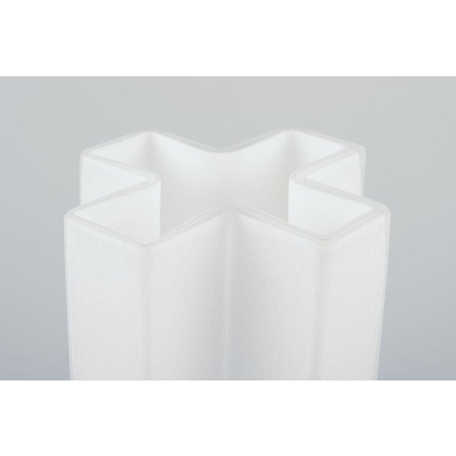 1960s Cross Vase in White and Clear Art Glass by Bodil Kjær for Gullaskruf, Sweden, 1960s For Sale - Image 5 of 8