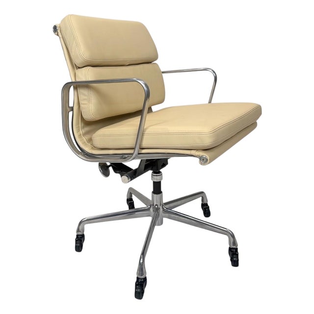 Herman Miller Eames Aluminum Group Soft Pad Management Chair Herman Miller Eames Soft Pad Executive Chair-Parchment Cream / Off-White Leather For Sale