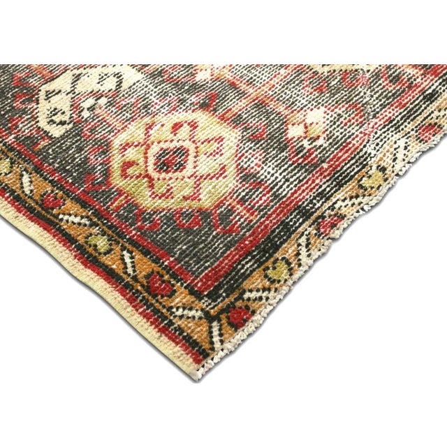 Transitional 1930s Persian Mahal Rug For Sale - Image 3 of 7