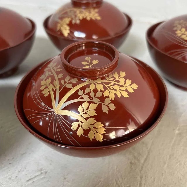 Antique wooden 'shikki' rice bowls with lids from the Shōwa period. Beautiful lacquered wood (Urushi) with gold decoration...
