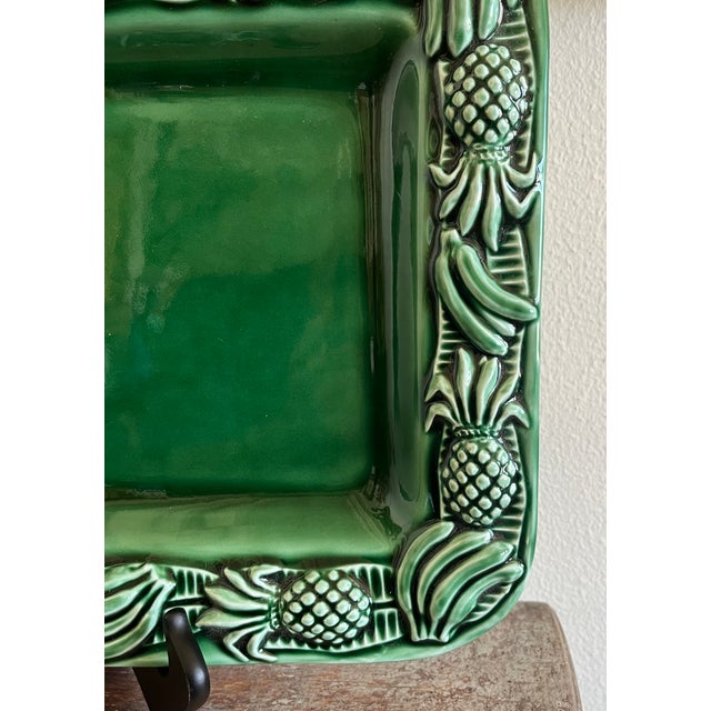 1980s Este Ceramiche Italy Green Glaze Rectangular Majolica Platter With Pineapples and Bananas For Sale - Image 4 of 7