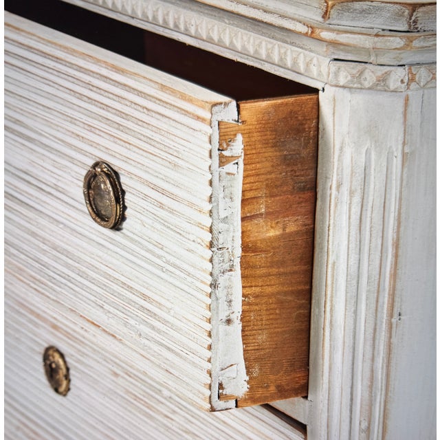 Gustavian (Swedish) Fluted Chest of Drawers in Wood, 1900 For Sale - Image 3 of 4