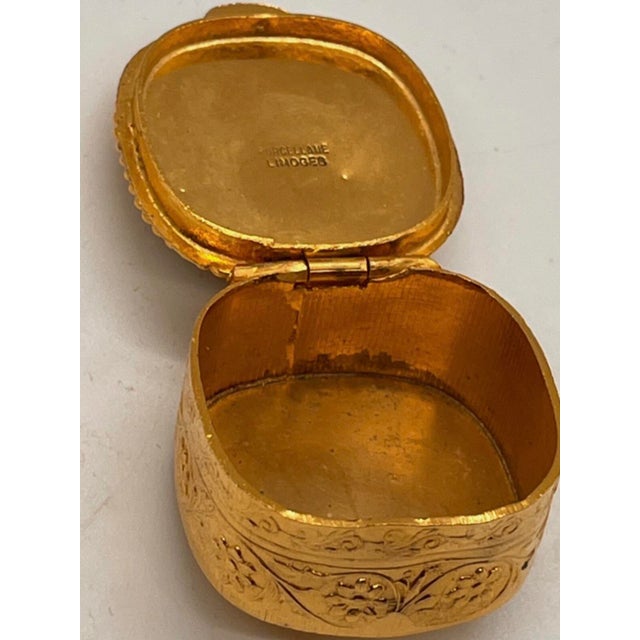 1960s Vintage Italian Porcellane Limoges Pill Box Gold Florentine Fragonard Courting For Sale - Image 5 of 12